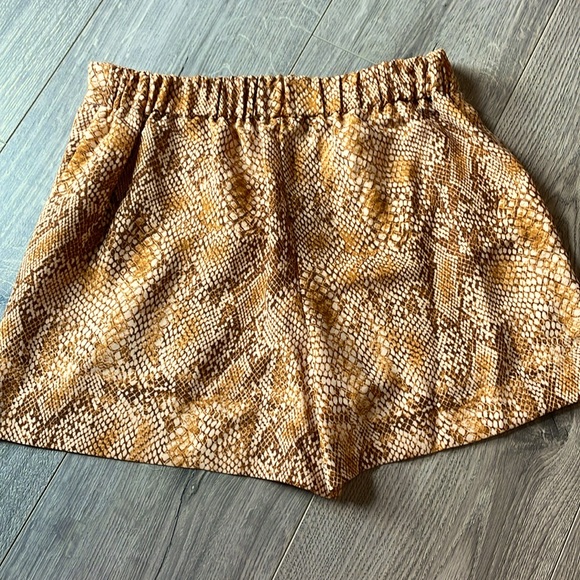 Aritzia Babaton Conan Python Print  Dress shorts with slash pockets . - Picture 3 of 9